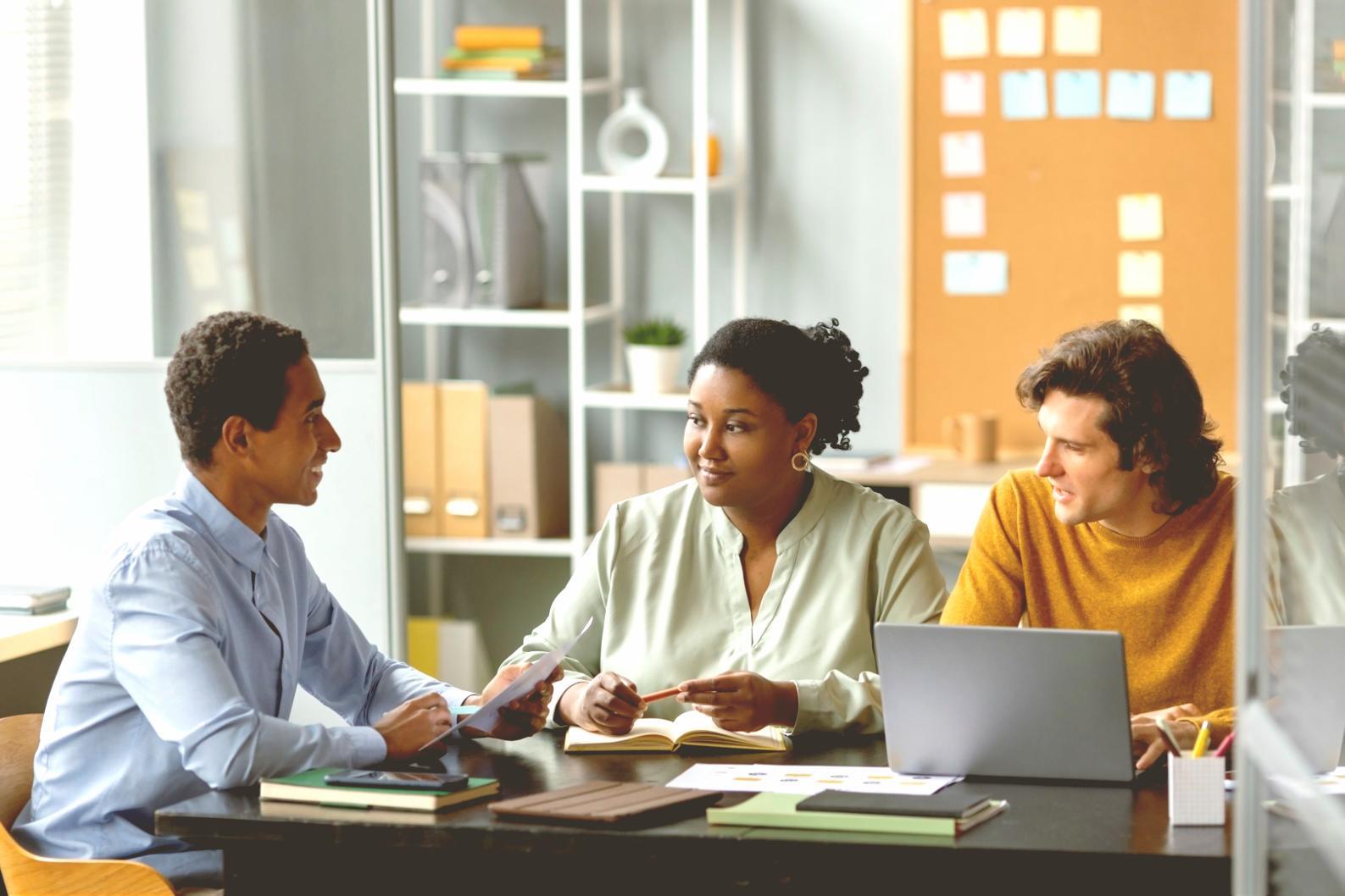 Studierende arbeitet an ihrem Finanzplan